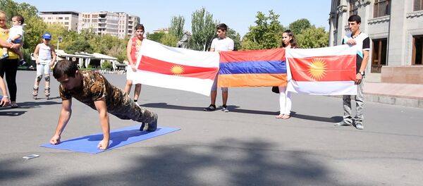 Манвел Мамоян попытался установить рекорд Гиннеса и посвятить его памяти погибших в четырехдневной войне Манвел Мамоян попытался установить рекорд Гиннеса и посвятить его памяти погибших в четырехдневной войне - Sputnik Армения