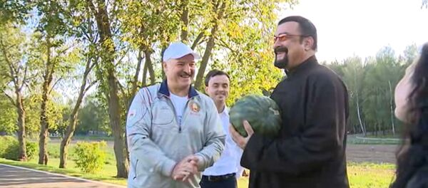 Спутник_Стивен Сигал в гостях у Лукашенко: угощения с грядки и совместное фото - Sputnik Армения