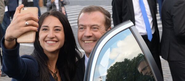 Церемония вручения премьер-министром РФ Д. Медведевым автомобилей российским спортсменам - победителям и призерам Игр XXXI Олимпиады в Рио-де-Жанейро - Sputnik Армения