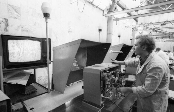 Мастер регулирует телевизор - Sputnik Армения