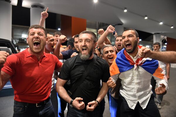 Армянские болельщики собираются в аэропорту Звартноц, чтобы встретить своих Олимпийских призеров - Sputnik Армения