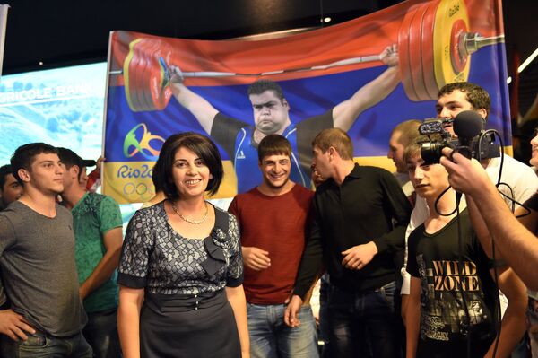 Армянские болельщики собираются в аэропорту Звартноц, чтобы встретить своих Олимпийских призеров - Sputnik Армения
