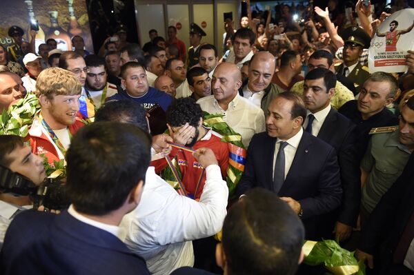 Президент Национального олимпийского комитета РА Гагик Царукян награждает Олимпийского вице-чемпиона Миграна Арутюняна золотой медалью - Sputnik Армения