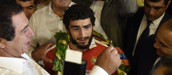 Президент НОК РА Гагик Царукян наградил олимпийского вице-чемпиона Миграна Арутюняна золотой медалью Президент НОК РА Гагик Царукян наградил олимпийского вице-чемпиона Миграна Арутюняна золотой медалью - Sputnik Արմենիա