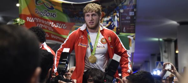 Олимпийского чемпиона Артура Алексаняна встретили в аэропору Олимпийского чемпиона Артура Алексаняна встретили в аэропору - Sputnik Արմենիա