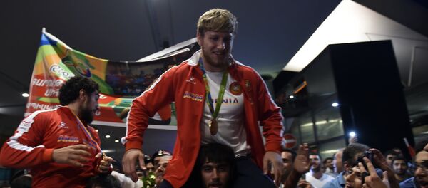 Олимпийского чемпиона Артура Алексаняна и вице-чемпиона Миграна Арутюняна встретили в аэропорту Звартноц Олимпийского чемпиона Артура Алексаняна и вице-чемпиона Миграна Арутюняна встретили в аэропорту Звартноц - Sputnik Արմենիա