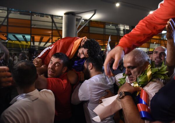 Олимпийского вице-чемпиона Миграна Арутюняна встретили в аэропорту Звартноц - Sputnik Армения