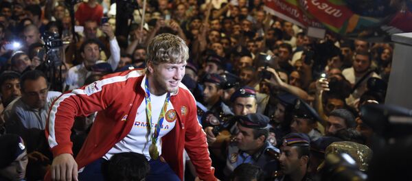 Олимпийского чемпиона Артура Алексаняна встретили в аэропорту Звартноц - Sputnik Армения