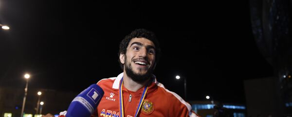 Олимпийского вице-чемпиона Миграна Арутюняна встретили в аэропорту Звартноц Олимпийского вице-чемпиона Миграна Арутюняна встретили в аэропорту Звартноц - Sputnik Армения