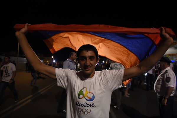 Болельщики встретили армянских олимпийских чемпионов в Ереване - Sputnik Армения