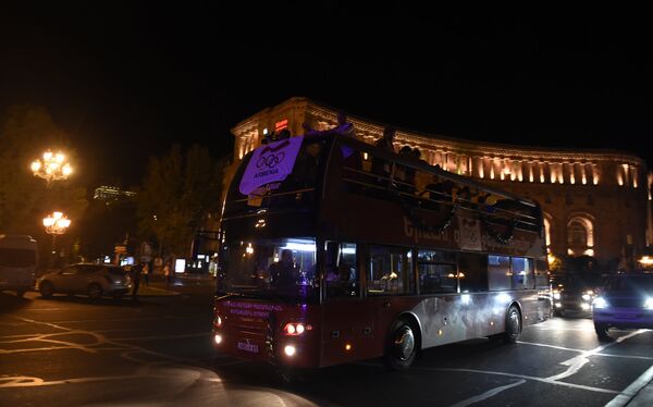 Автобус с олимпийскими призерами кружит по центру Еревана  - Sputnik Армения