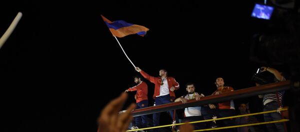 Автобус с олимпийскими призерами кружит по центру Еревана - Sputnik Армения