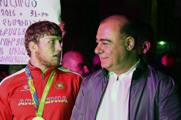 Олимпийский чемпион Артур Алексанян и мэр города Гюмри Самвел Баласанян Олимпийский чемпион Артур Алексанян и мэр города Гюмри Самвел Баласанян - Sputnik Армения