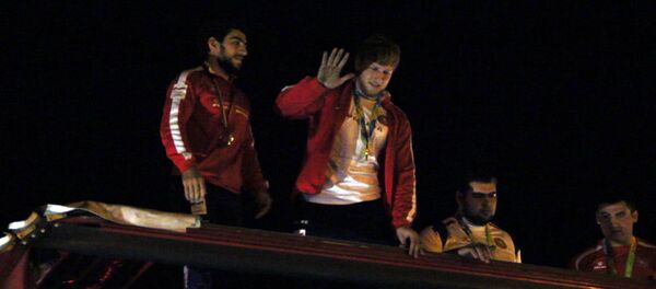 Олимпийские призеры Армении в окружении восторженных болельщиков возвращаются домой Олимпийские призеры Армении в окружении восторженных болельщиков возвращаются домой - Sputnik Армения