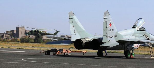 Молодые летчики ЮВО осваивают небо над Арменией Молодые летчики ЮВО осваивают небо над Арменией - Sputnik Армения