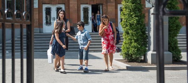 Школа. Дети и родители перед школой Школа. Дети и родители перед школой - Sputnik Армения