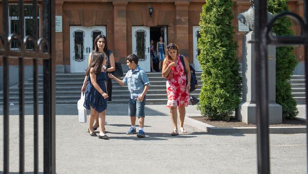 Школа. Дети и родители перед школой - Sputnik Армения