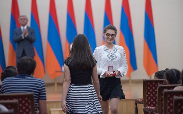 Президент Армении Серж Саргсян принял детей отличившихся на международных олимпиадах - Sputnik Армения
