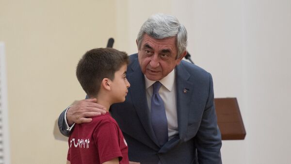 Президент Армении Серж Саргсян принял детей отличившихся на международных олимпиадах - Sputnik Армения