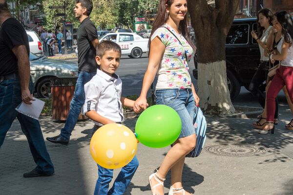 Мать отводит сына в первый класс - Sputnik Армения