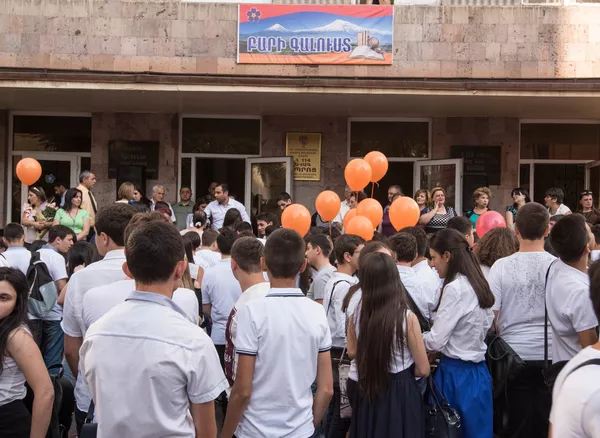 Первое сентября в одной из школ Еревана Первое сентября в одной из школ Еревана - Sputnik Армения