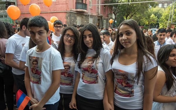 Աշակերտների շապիկների վրա Ադամ Սահակյանի նկարն է - Sputnik Արմենիա