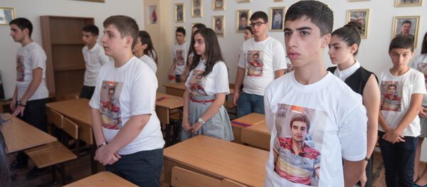 Первое сентября. На майках учеников фото павшего в четырехдневной войне Адама Саакяна Первое сентября. На майках учеников фото павшего в четырехдневной войне Адама Саакяна - Sputnik Армения