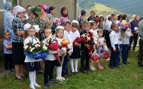 В день знаний ЗАО «ЮКЖД» вновь преподнесло праздничный подарок ученикам школы села Фиолетово - Sputnik Армения