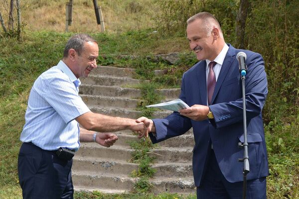 В день знаний ЗАО «ЮКЖД» вновь преподнесло праздничный подарок ученикам школы села Фиолетово В день знаний ЗАО «ЮКЖД» вновь преподнесло праздничный подарок ученикам школы села Фиолетово - Sputnik Արմենիա