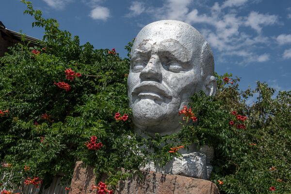 Памятник Ленину в армянском селе Лернамердз Памятник Ленину в армянском селе Лернамердз - Sputnik Армения