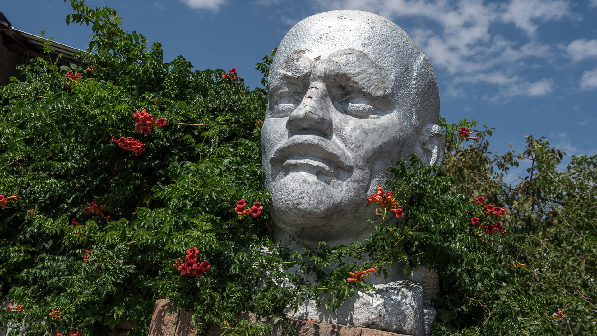 Памятник Ленину в армянском селе Лернамердз Памятник Ленину в армянском селе Лернамердз - Sputnik Армения, 1920, 27.04.2025