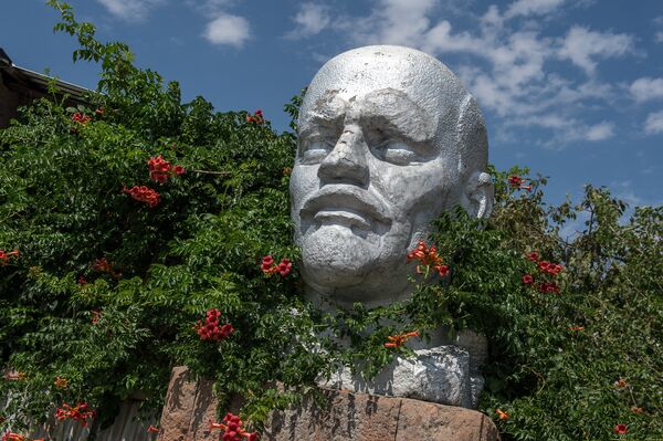 Լենինի կիսանդրին Լեռնամերձ գյուղում Լենինի կիսանդրին Լեռնամերձ գյուղում - Sputnik Արմենիա