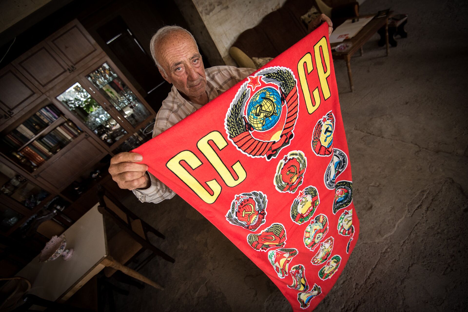 Азат Барсегян держит плакат СССР. Село Лернамердз Азат Барсегян держит плакат СССР. Село Лернамердз - Sputnik Армения, 1920, 23.04.2025