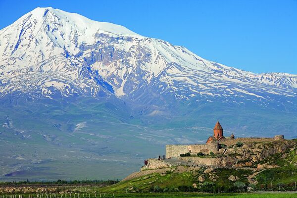 Хор Вирап — армянский монастырь, находящийся близ границы с Турцией. Он расположен над подземной тюрьмой, в которой 13 лет провел в заточении святой Григорий - Sputnik Армения