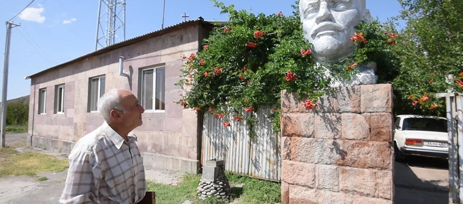 Статуя Ленина была установлена в селе Лернамердз в 1998 году - плашка - Sputnik Армения, 1920, 03.09.2016