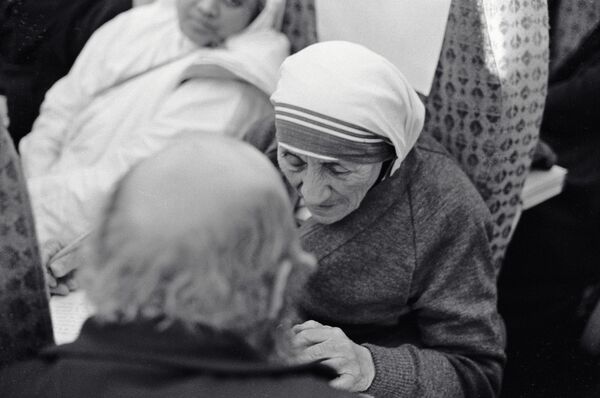 Кулончики против беды, или В чем призналась мать Тереза Католикосу Всех армян Вазгену - Sputnik Армения