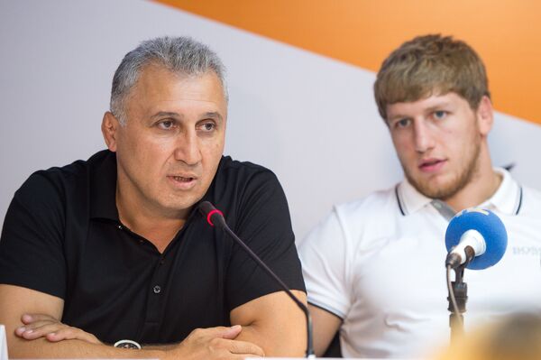 Արթուր Ալեքսանյանն իր մարզչի հետ - Sputnik Արմենիա
