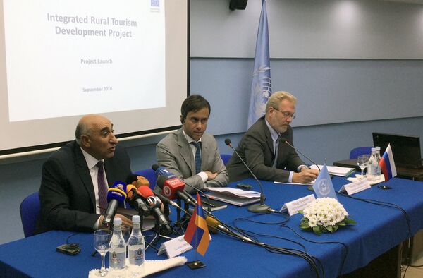 Старт программы Интегрированное развитие сельского туризма. Давид Локян и Брэдли Бузетто Старт программы Интегрированное развитие сельского туризма. Давид Локян и Брэдли Бузетто - Sputnik Արմենիա