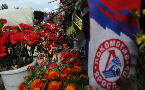 Цветы и свечи в память о погибших хоккеистах ярославского Локомотива у стадиона Арена-2000 - Sputnik Армения