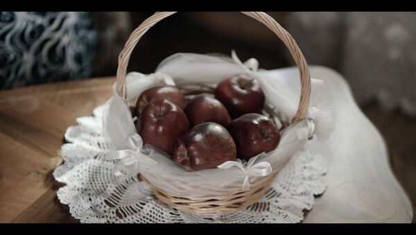 Кадр из фильма Красные яблоки - Sputnik Արմենիա