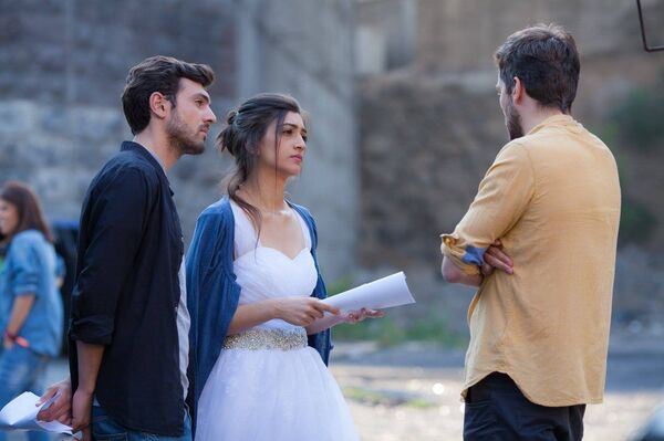 Исполнители главных ролей в фильме Красные яблоки и режиссер Георгий Сихарулидзе - Sputnik Армения