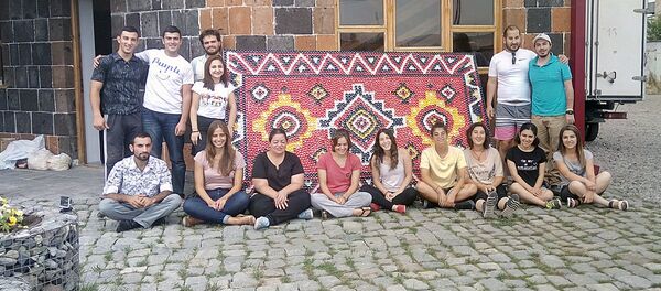 Изготовители ковра из пробок в Гюмри Изготовители ковра из пробок в Гюмри - Sputnik Армения