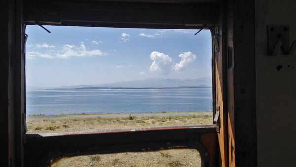 Озеро Севан из окна поезда - Sputnik Արմենիա