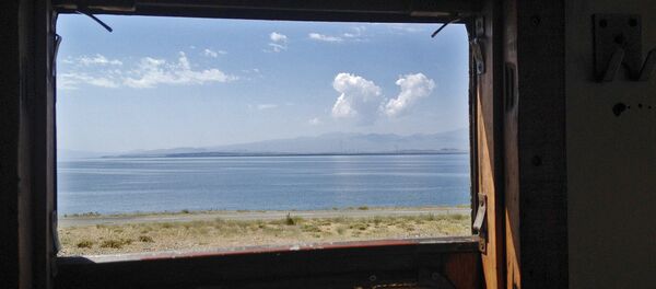Озеро Севан из окна поезда Озеро Севан из окна поезда - Sputnik Արմենիա