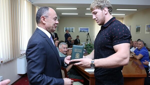Министр обороны вручает медаль олимпийскому чемпиону Артуру Алексаняну - Sputnik Արմենիա