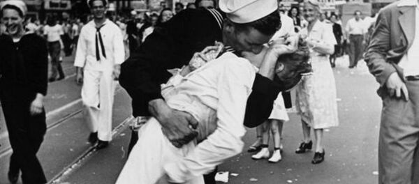 Поцелуй на Таймс-сквер - Sputnik Армения