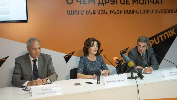 Международная биеннале художественной иллюстрации, Матиас Кислер, Сона Арутюнян и Ежи Новаковский - Sputnik Армения