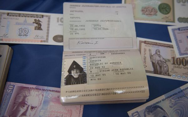 Национальный архив. Паспорт Католикоса Армении Гарегина Саркисяна Национальный архив. Паспорт Католикоса Армении Гарегина Саркисяна - Sputnik Արմենիա