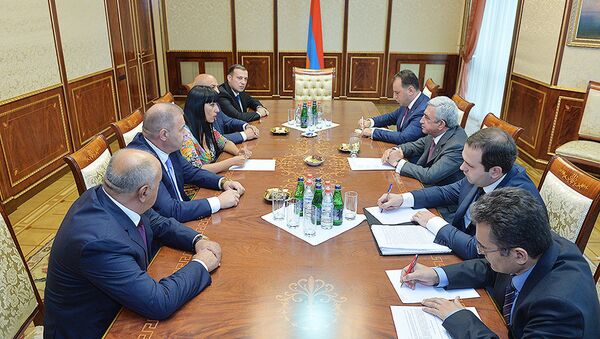 президент Армении Серж Саргсян провел консультации по конституционным реформам с партией Процветающая Армения - Sputnik Արմենիա