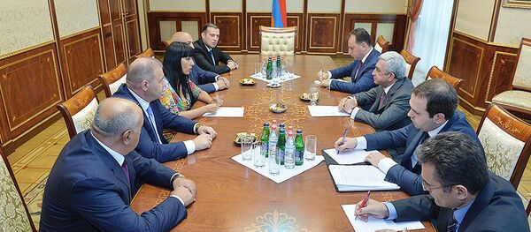 президент Армении Серж Саргсян провел консультации по конституционным реформам с партией Процветающая Армения президент Армении Серж Саргсян провел консультации по конституционным реформам с партией Процветающая Армения - Sputnik Армения